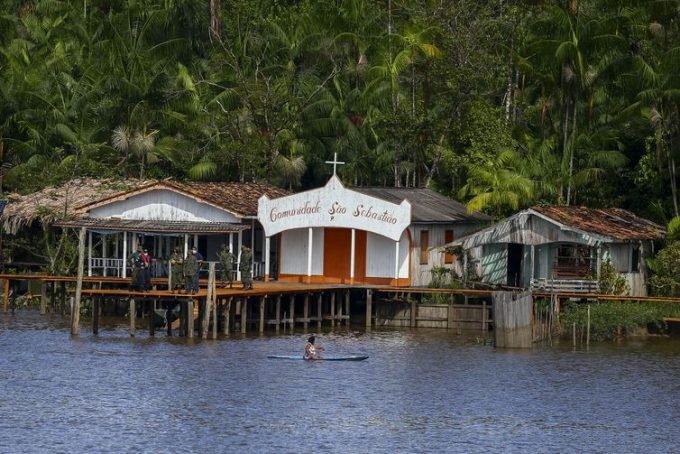 Ribeirinhos do Marajó cortam os rios para receber cestas básicas