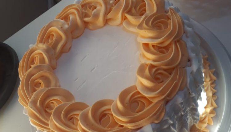 Com venda de frangos assados no Nova Lima, ela realizou sonho de se tornar confeiteira