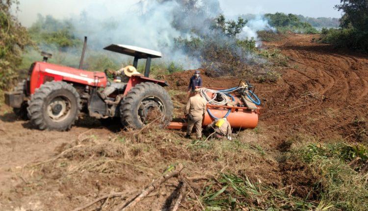 FOTOS: Bombeiros identificam foco de incêndio em margem do Rio Paraguai