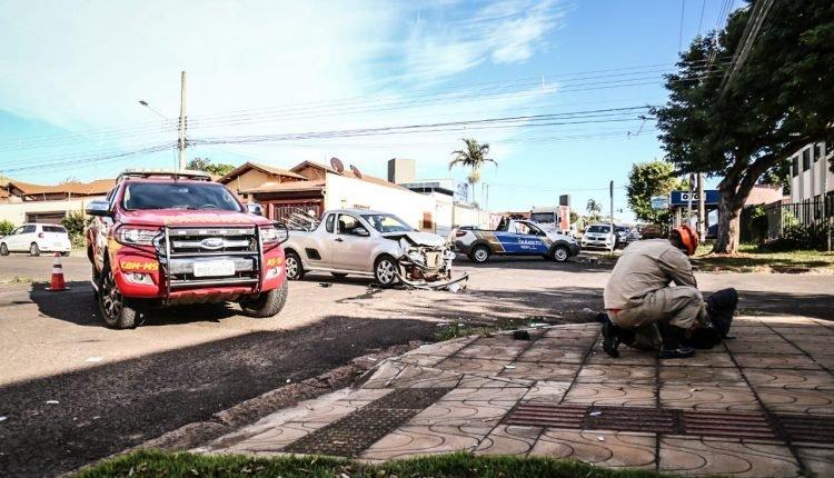 VÍDEO: motorista avança sinalização e provoca capotamento de Hilux