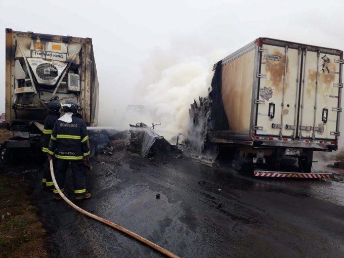 Veículos pegam fogo após colisão grave envolvendo três carretas na MS-306