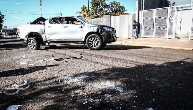 VÍDEO: motorista avança sinalização e provoca capotamento de Hilux