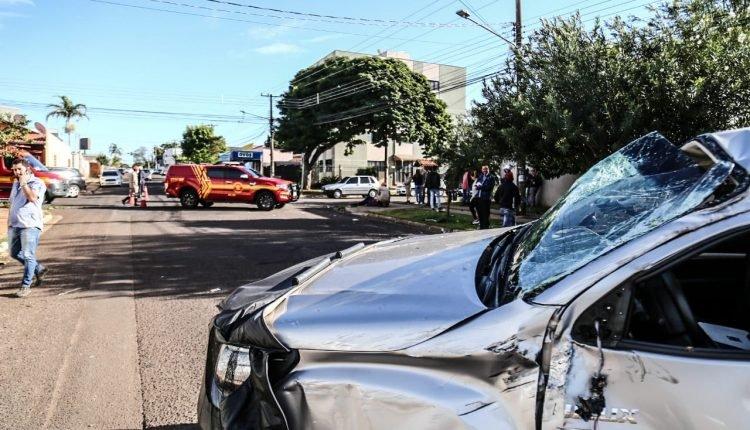 VÍDEO: motorista avança sinalização e provoca capotamento de Hilux