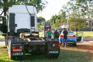 Caminhão sem freio bate em ambulância que transportava grávida