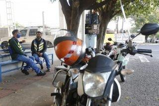 Pandemia acentua crise para mototaxistas, que buscam alternativas para manter sustento
