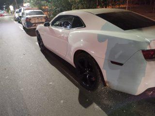 Flagrado em manobra perigosa, motorista de Camaro foge e se esconde em conveniência