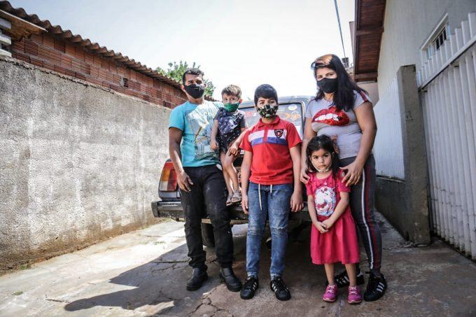 Família venezuelana viajou mais de 11.000km com carro russo atrás de sonho