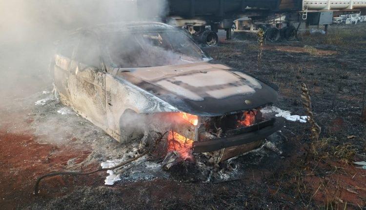 VÍDEO: Incêndio destruiu 80 veículos que seriam leiloados e suspeita é fogo tenha começado de fora