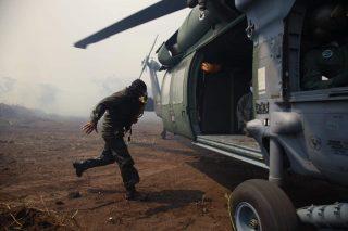 Bombeiros são socorridos em aeronaves após ficarem rodeados por fogo no Pantanal