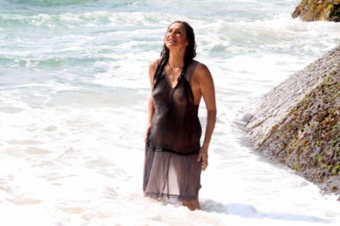 Giovanna Gold, a Zefa de 'Pantanal', usa look transparente em praia