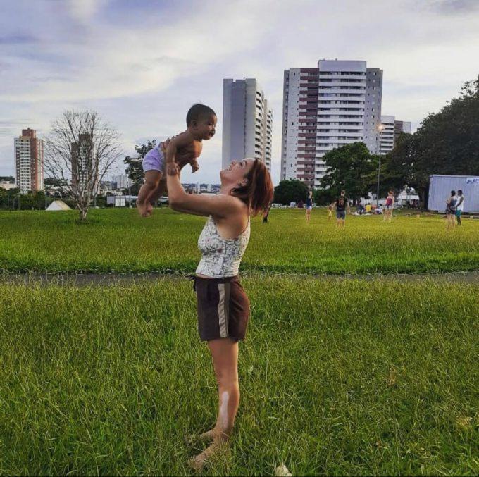 Com 4 filhos, mãe se tornou influenciadora digital e prega a auto aceitação
