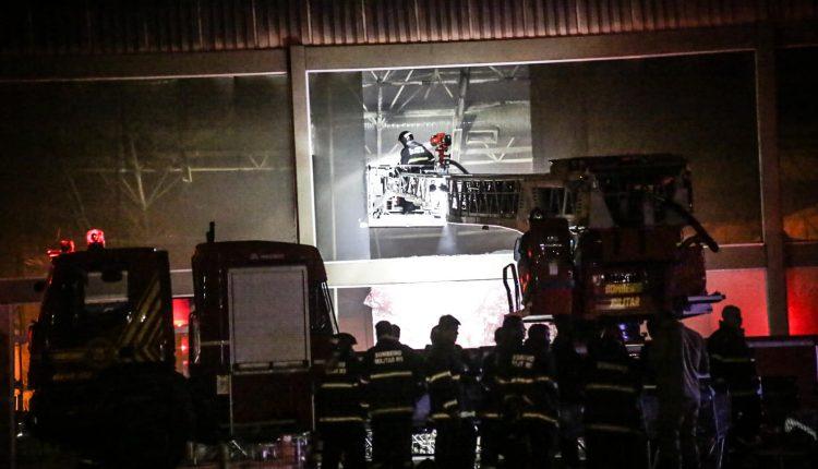 Incêndio que destruiu Atacadão é o maior dos últimos anos, afirma Corpo de Bombeiros