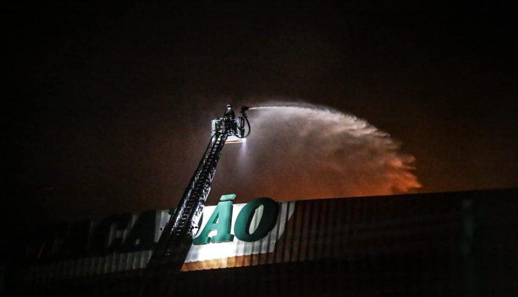 Incêndio que destruiu Atacadão é o maior dos últimos anos, afirma Corpo de Bombeiros