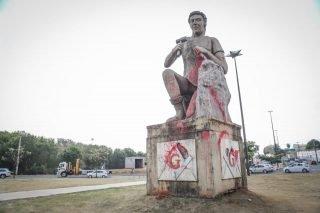Painel e monumento em rotatória são vandalizados com pichação em Campo Grande