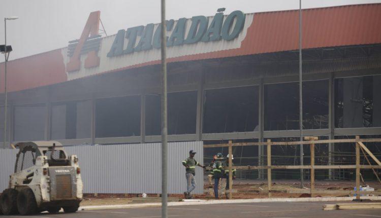 Quatro dias após incêndio histórico, Bombeiros continuam rescaldo no Atacadão