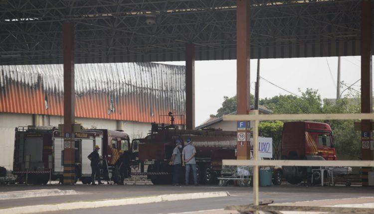 Quatro dias após incêndio histórico, Bombeiros continuam rescaldo no Atacadão