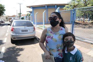 Pais aproveitam Dia D para atualizar carteira de vacinação dos filhos em Campo Grande