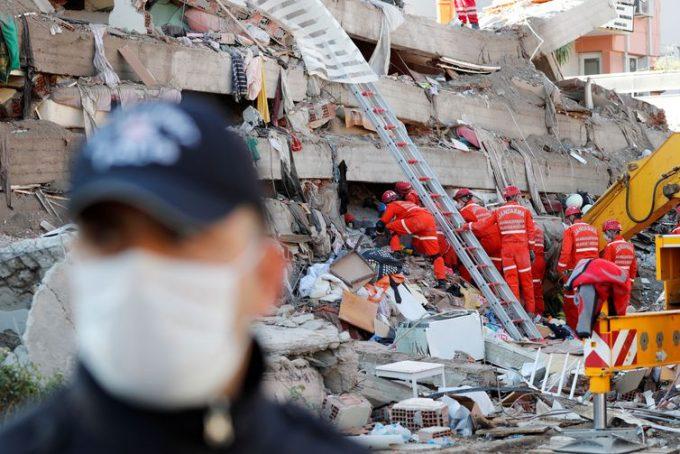 Sobe para 26 total de mortos por terremoto na Turquia e Grécia