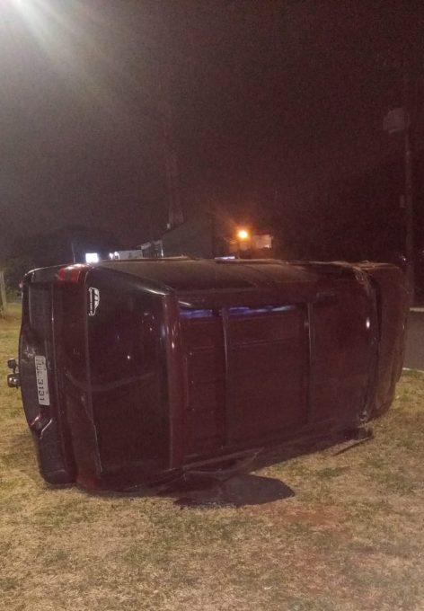 Após perseguição, carro bate em caminhonete que capota na Fábio Zahran
