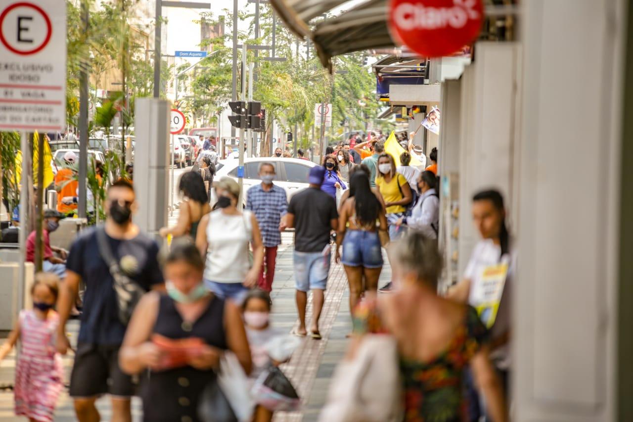 Ainda em pandemia, Campo Grande tem comércio lotado às vésperas do Dia das Crianças