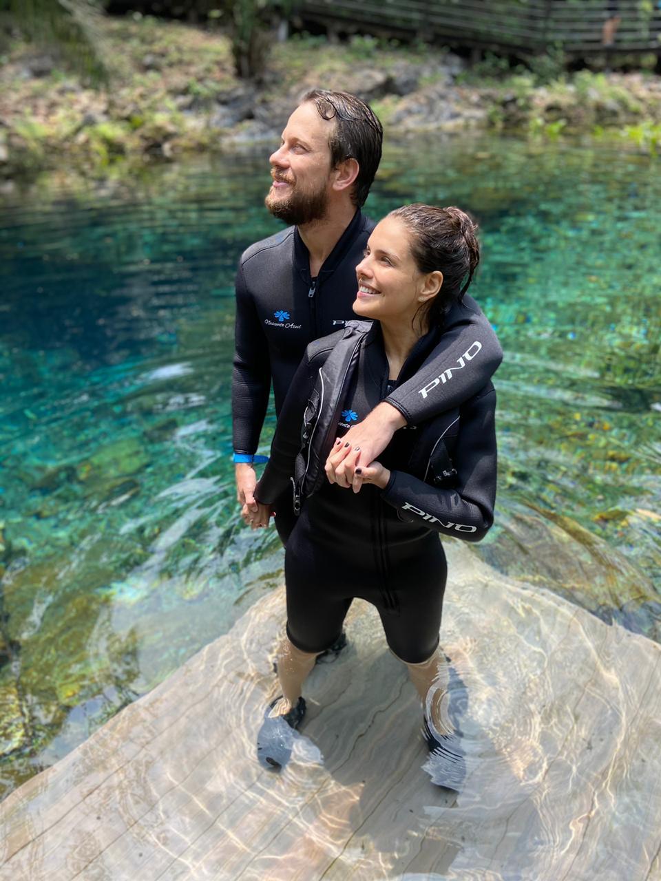Paloma Bernardi e Dudu Pelizzari fazem turismo em Bonito-MS