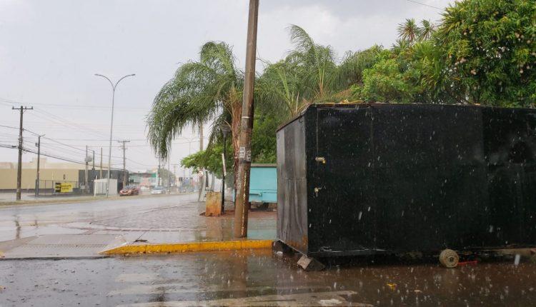 Fim da estiagem: Chuva atinge bairros e campo-grandenses comemoram