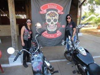 Em Campo Grande, mulheres saem da garupa e dão show de empoderamento sobre duas rodas