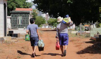 Devido à pandemia, campo-grandenses 'antecipam' o Dia de Finados para manter tradição de visitas a cemitérios