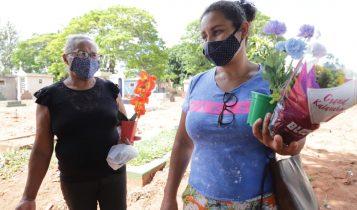 Devido à pandemia, campo-grandenses 'antecipam' o Dia de Finados para manter tradição de visitas a cemitérios