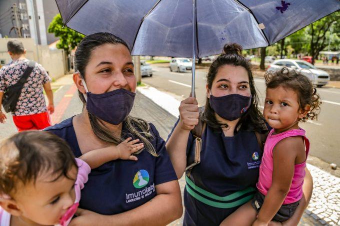 VÍDEO: 'Galera da vassoura' assume riscos e lota lanchonete em promoção que dá lanche de graça