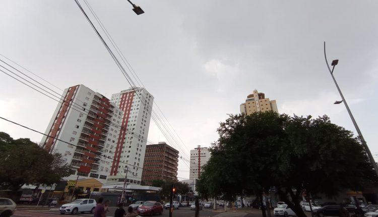 Fim da estiagem: Chuva atinge bairros e campo-grandenses comemoram