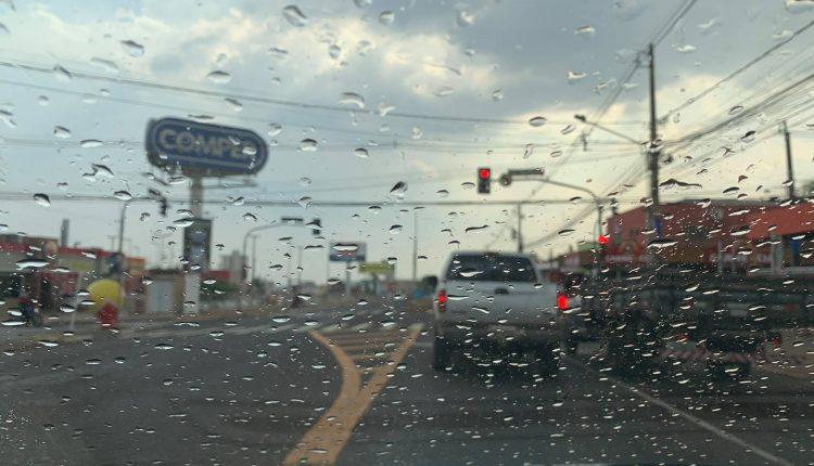 Fim da estiagem: Chuva atinge bairros e campo-grandenses comemoram