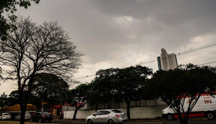 Fim da estiagem: Chuva atinge bairros e campo-grandenses comemoram
