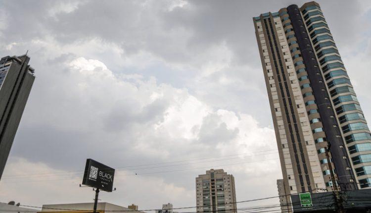 Fim da estiagem: Chuva atinge bairros e campo-grandenses comemoram