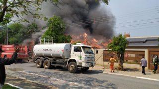 VÍDEO: Comitê de candidato a prefeito é incendiado em MS