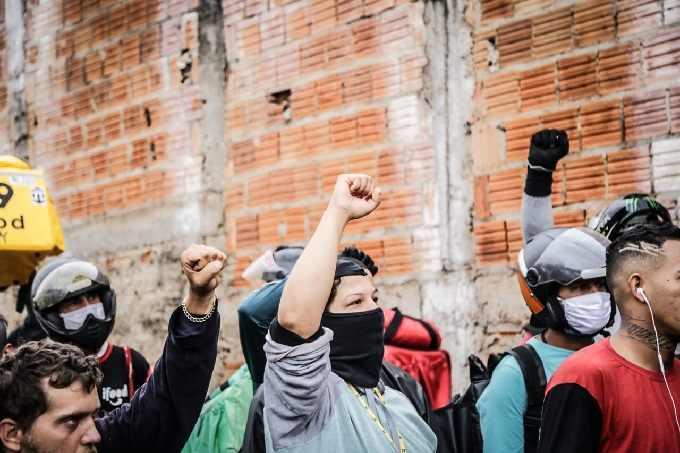 Motoentregadores protestam em condomínio após colega ser chamado de ‘preto e enrolado'