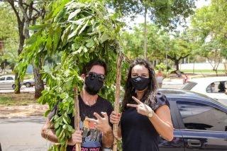 VÍDEO: 'Galera da vassoura' assume riscos e lota lanchonete em promoção que dá lanche de graça