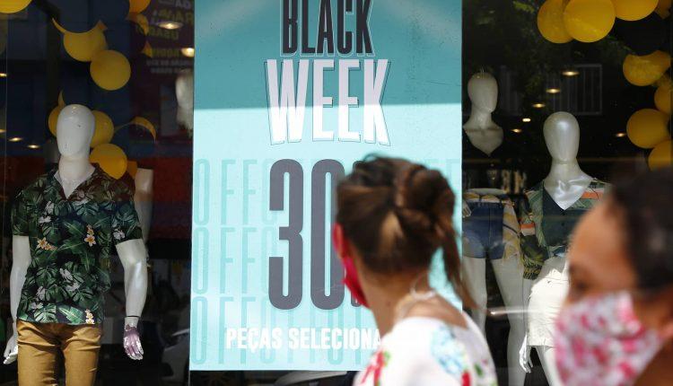 LISTA: Na véspera da Black Friday, lojas do Centro têm de celular a TV e até panelas com descontos