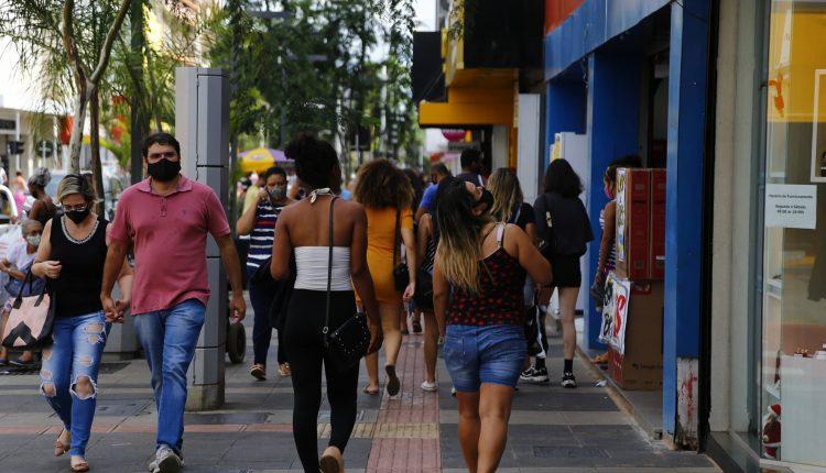 LISTA: Na véspera da Black Friday, lojas do Centro têm de celular a TV e até panelas com descontos