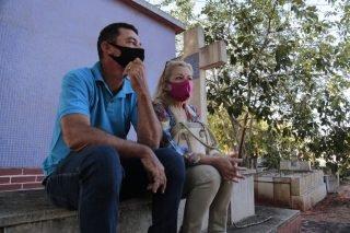 No Santo Antônio, famílias buscam amenizar saudade até mesmo de quem nem está enterrado em Campo Grande