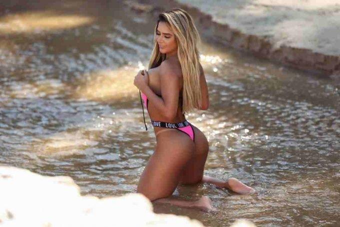 Musa do Corinthians, Paula Lima é criticada por vender nudes no Instagram