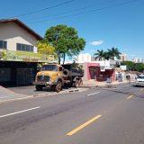 Sem freio, caminhão derruba poste, provoca curto-circuito e padrão pega fogo