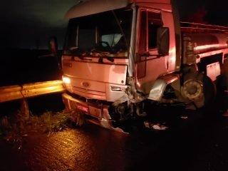 Motorista de prefeitura morre em acidente entre carro e caminhão tanque na BR-262