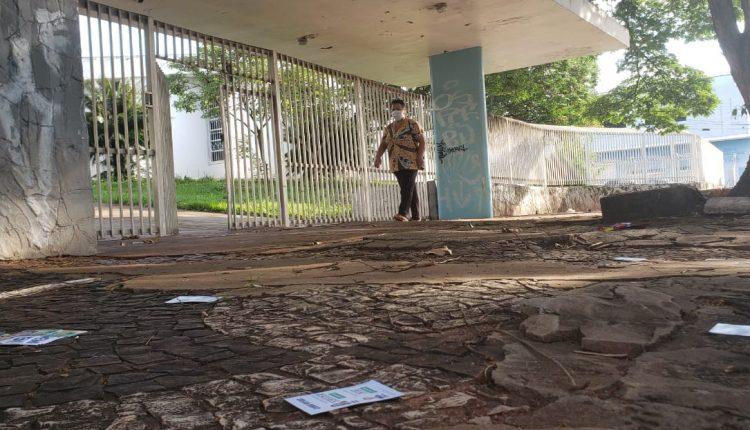 Sujeira e crime: eleitores flagram santinhos jogados em locais de votação de Campo Grande