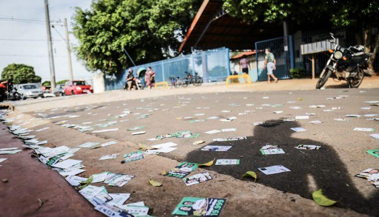 Sujeira e crime: eleitores flagram santinhos jogados em locais de votação de Campo Grande