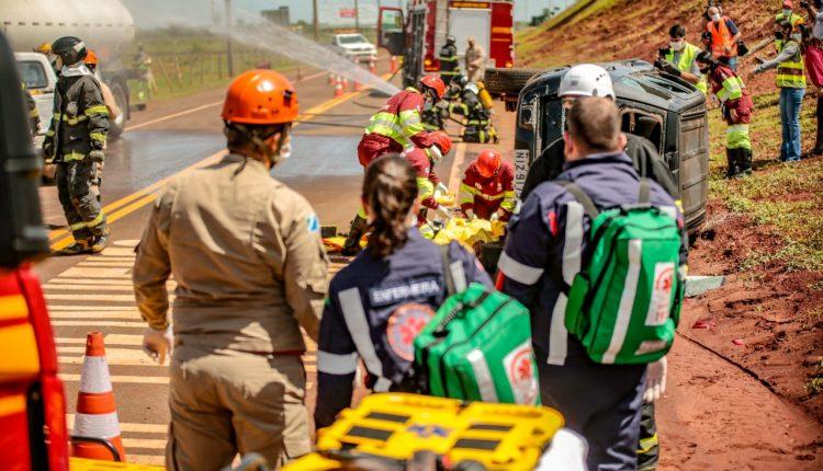 Na BR-163, equipes fazem simulação de acidente para evitar falhas em atendimento