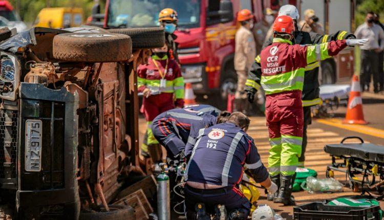 Na BR-163, equipes fazem simulação de acidente para evitar falhas em atendimento