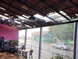 Chuva com ventos fortes causam destelhamentos e estragos a 70 km de Campo Grande