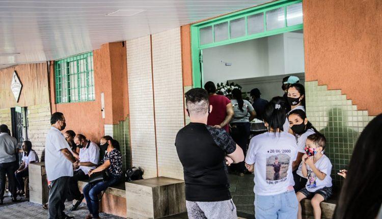 'Batalhador' e filho único, jovem que morreu esfaqueado em roubo a carro tinha entrevista agendada