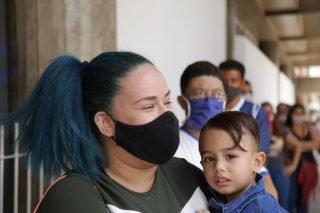 Com fila de dobrar quarteirão em dia de 13º, clientes reclamam de demora de 2h e falta de distanciamento